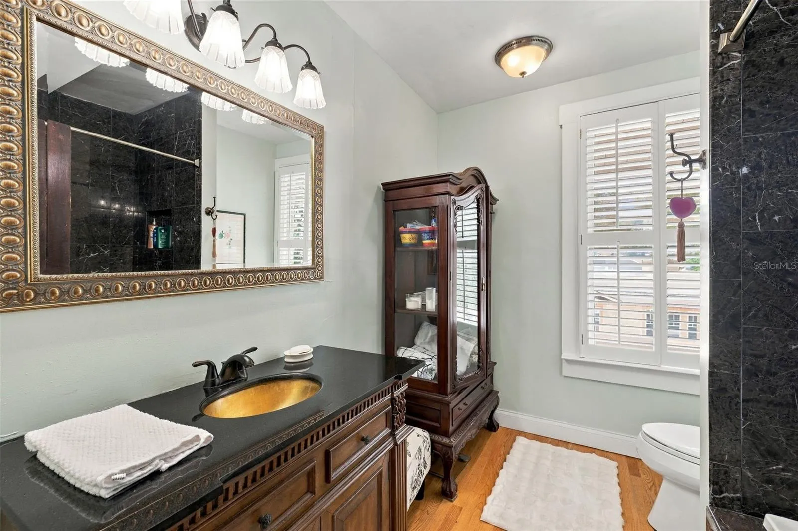 Guest full bathroom - 2nd floor