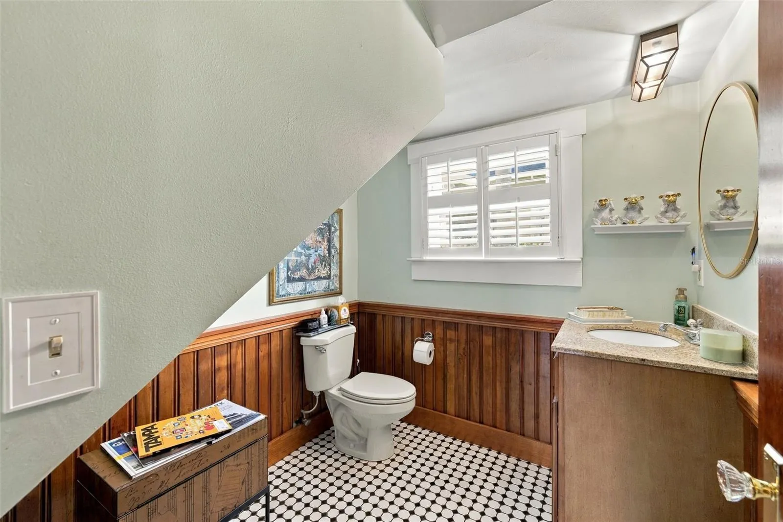 half bathroom / 1st floor