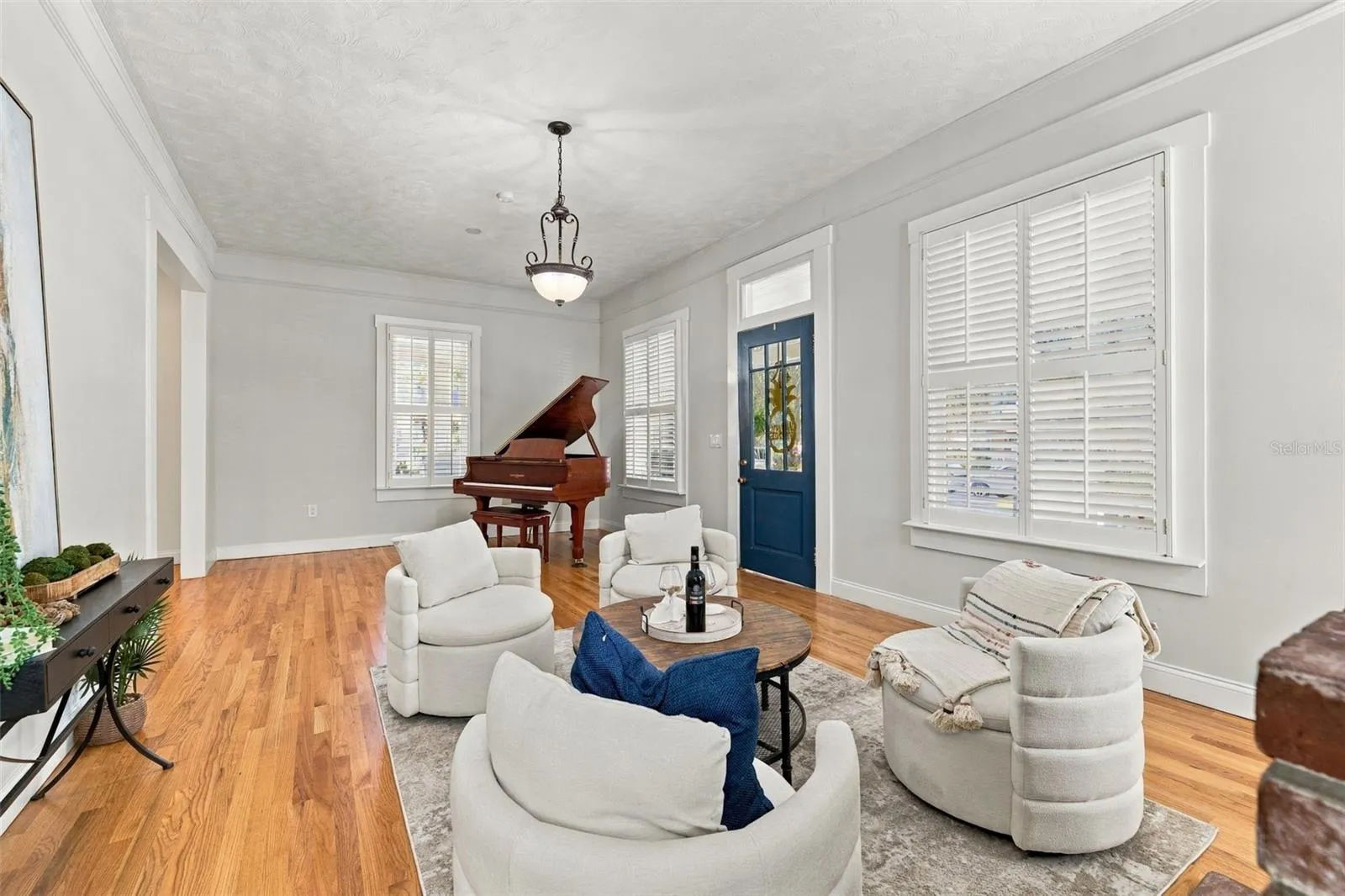Living room &amp; entry