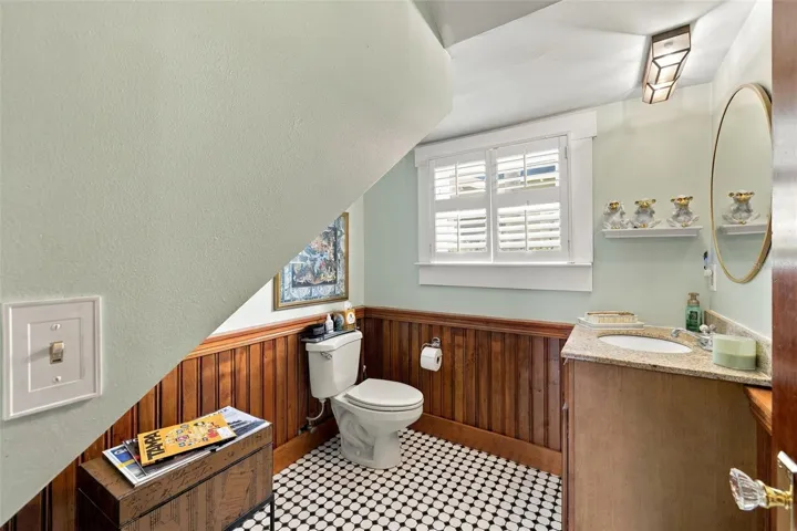 half bathroom / 1st floor