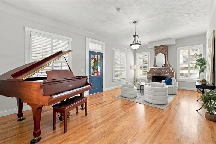 Living room &amp; entry