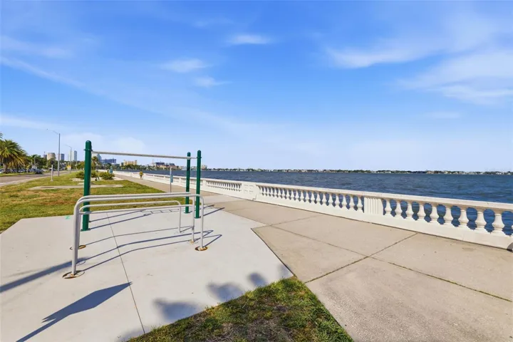 Bayshore Blvd: longest running sidewalk