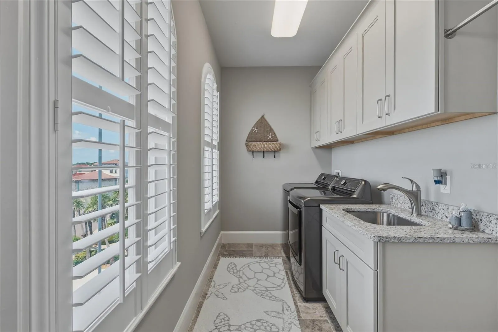 4TH FLOOR LAUNDRY ROOM