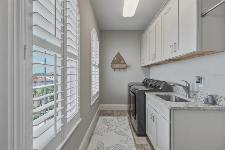 4TH FLOOR LAUNDRY ROOM