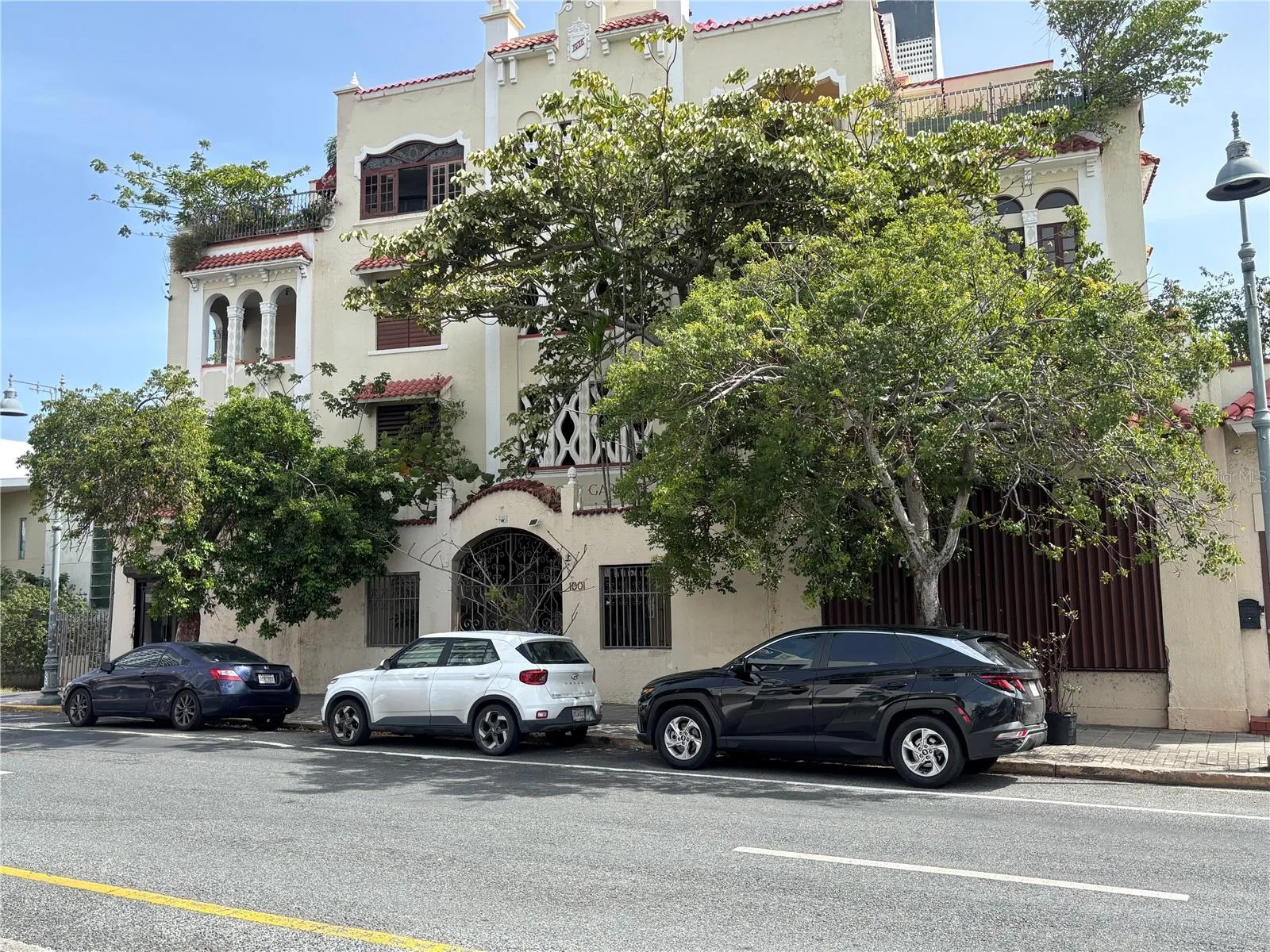 Retail, warehouse, garage and storage in the historic Victory Garden building. Retail space is located behind the tree and also has entrances to all areas through the lobby.