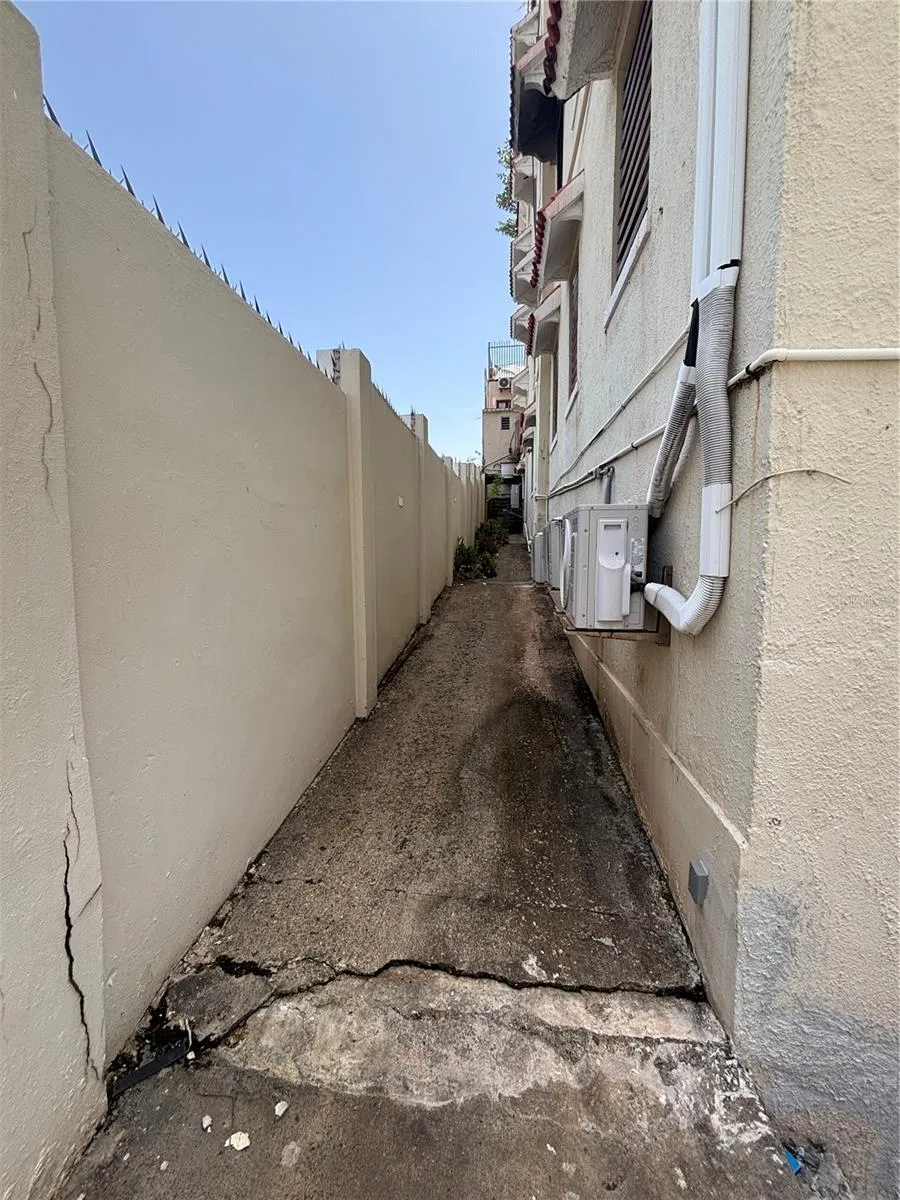 Side passage between warehouse level and garage/parkinglevel.