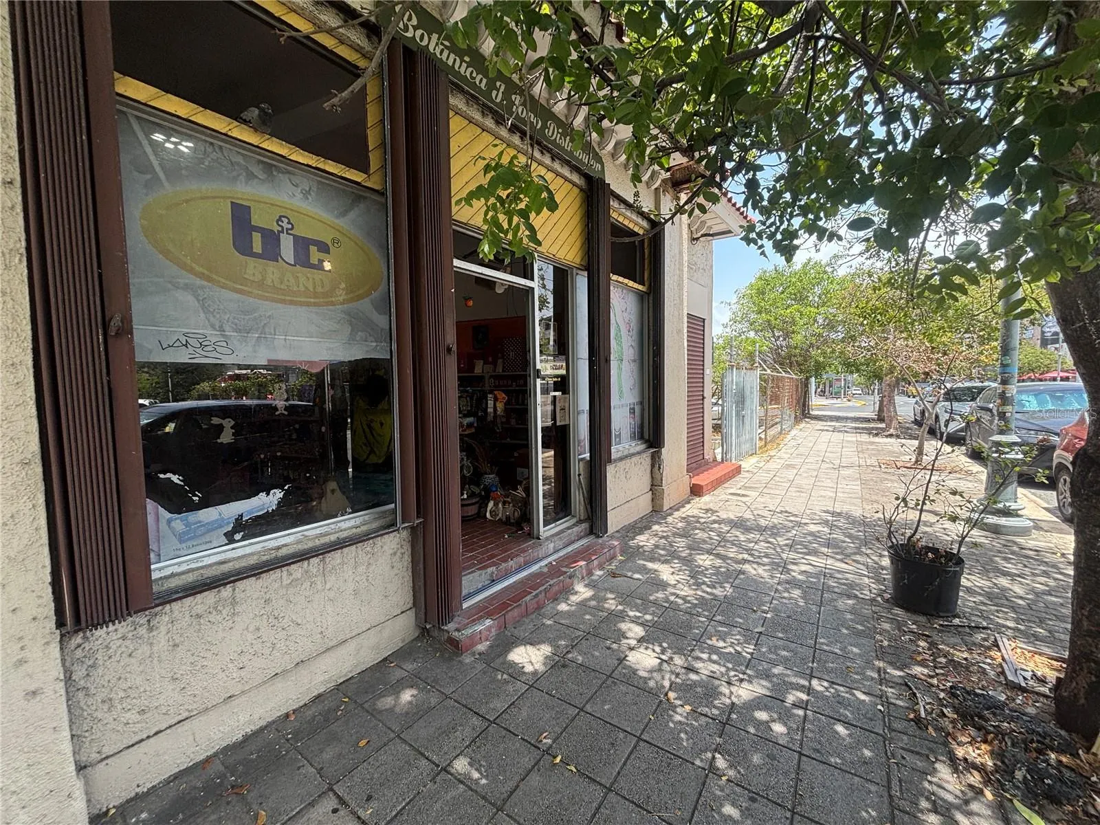 Frontage on Ponce de Leon Avenue.
