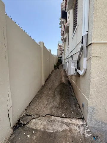 Side passage between warehouse level and garage/parkinglevel.