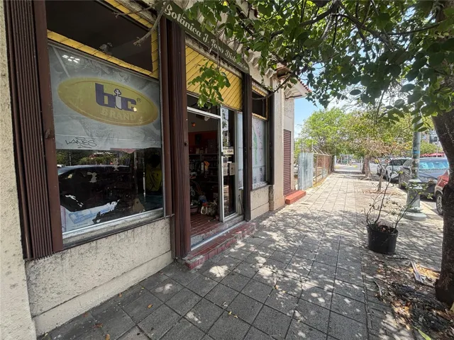 Frontage on Ponce de Leon Avenue.
