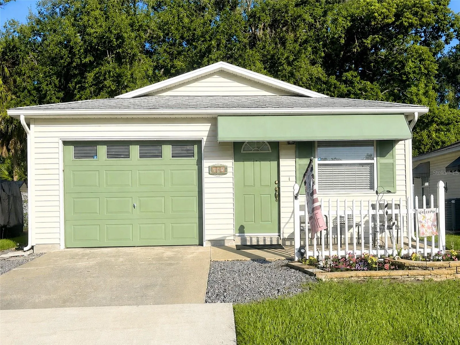Cottage home with no rear neighbors