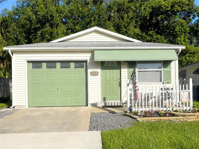 Cottage home with no rear neighbors