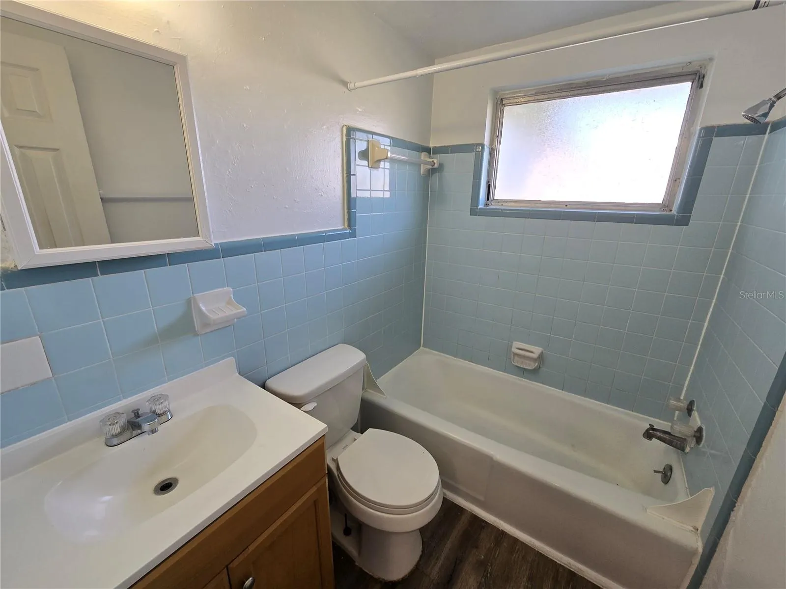 BATHROOM/TUB SURROUND