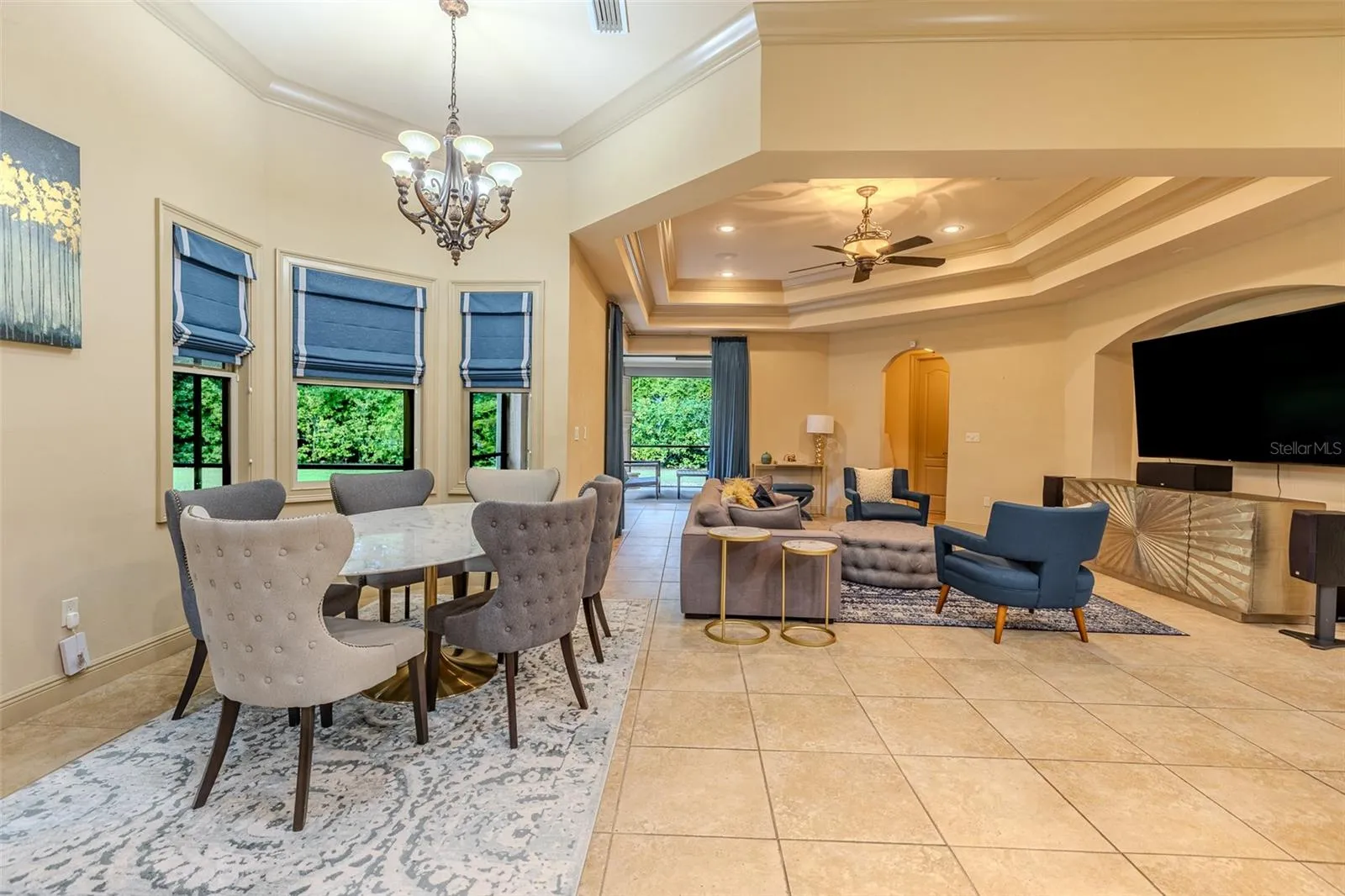 Family room &amp; dining combo