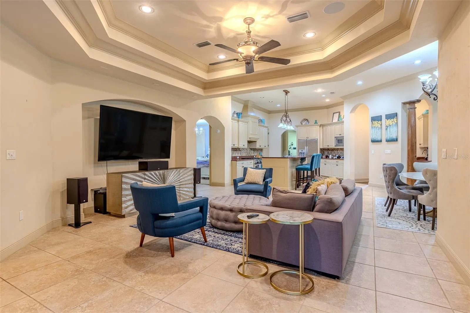 Family room &amp; Kitchen