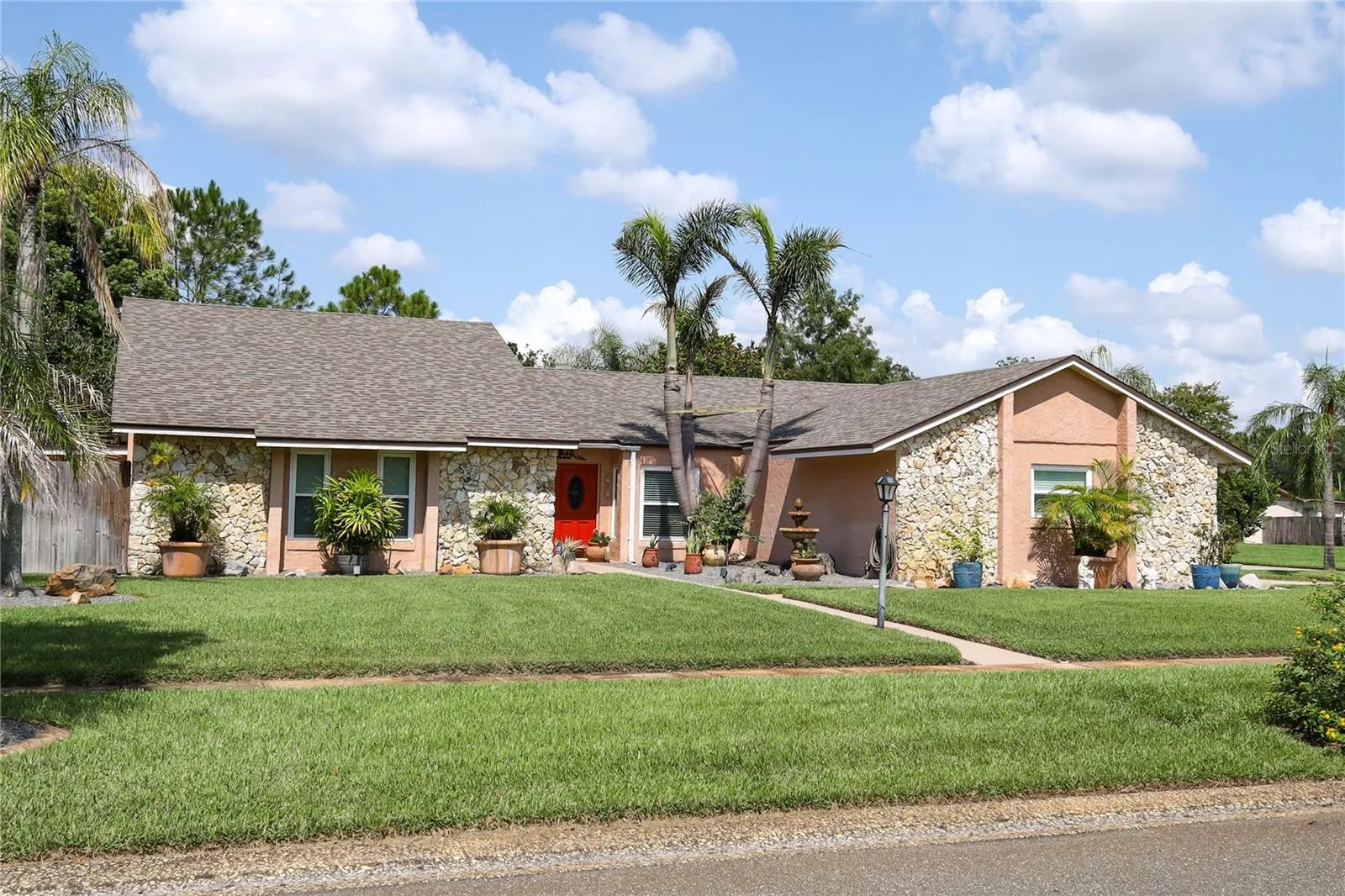 Georgeous meticulous &amp; lush Yard!!