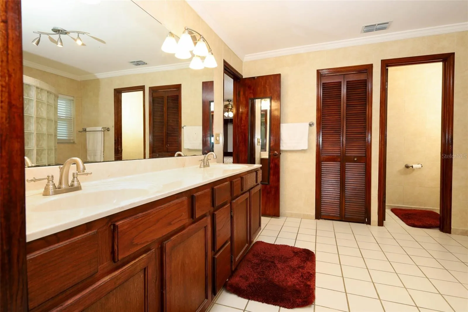 Double Vanity with so much space!!