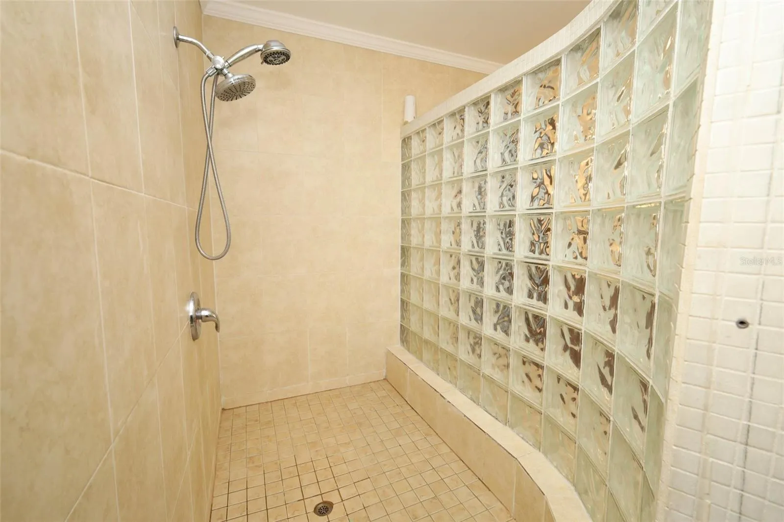 Roomy Shower!!