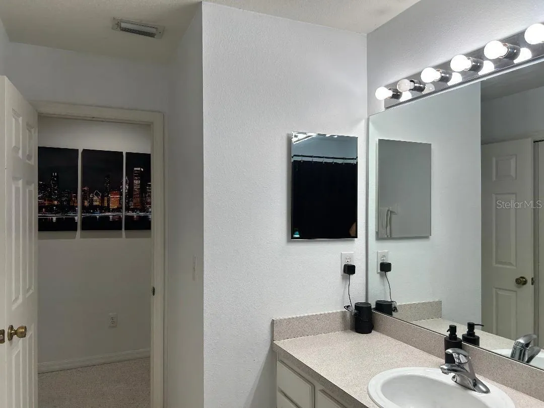 Upstairs guest bath