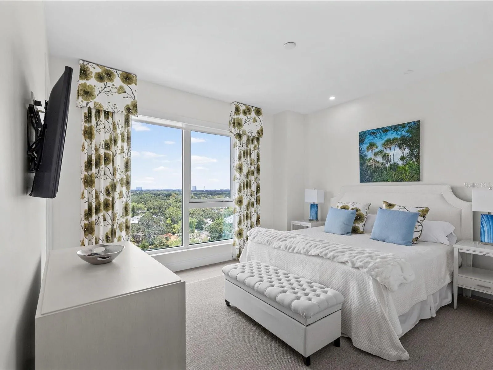 Secondary bedroom - king bed