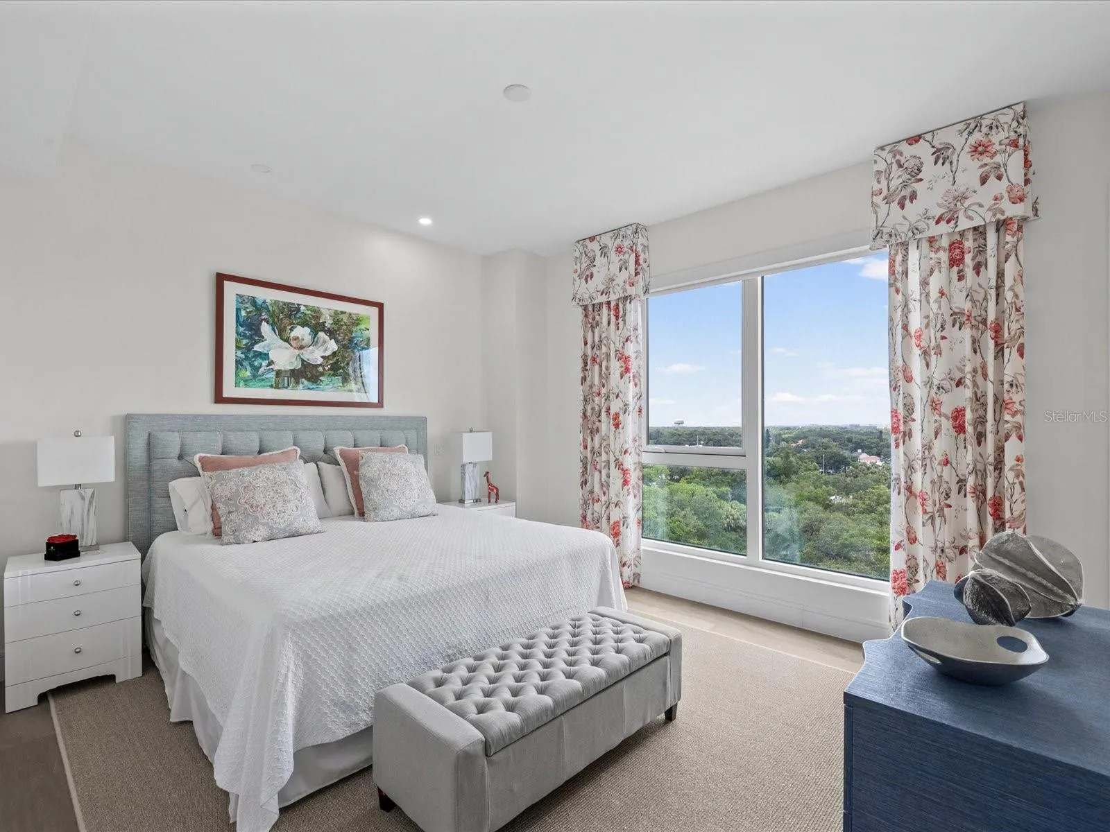 Secondary bedroom - king bed