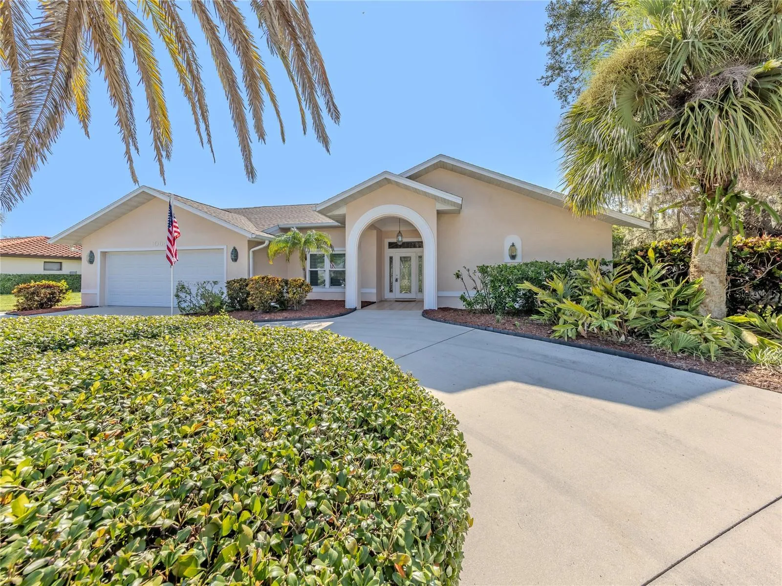 Large lot with circular driveway for plenty of parking