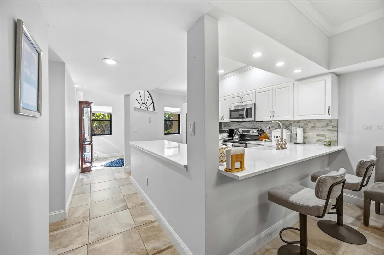 kitchen w/ wraparound counter
