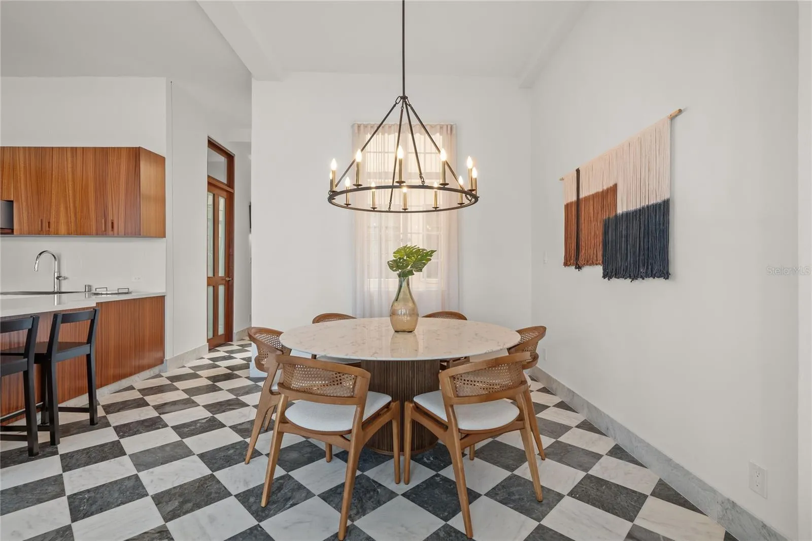 Edificio Plaza 302 | Kitchen & Dining