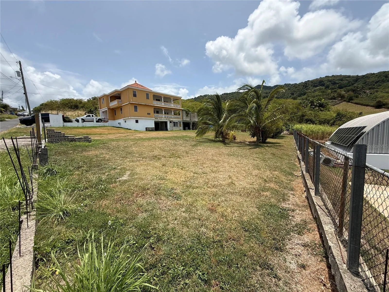 Solar cercado con árboles frutales / Fenced lot with fruit trees