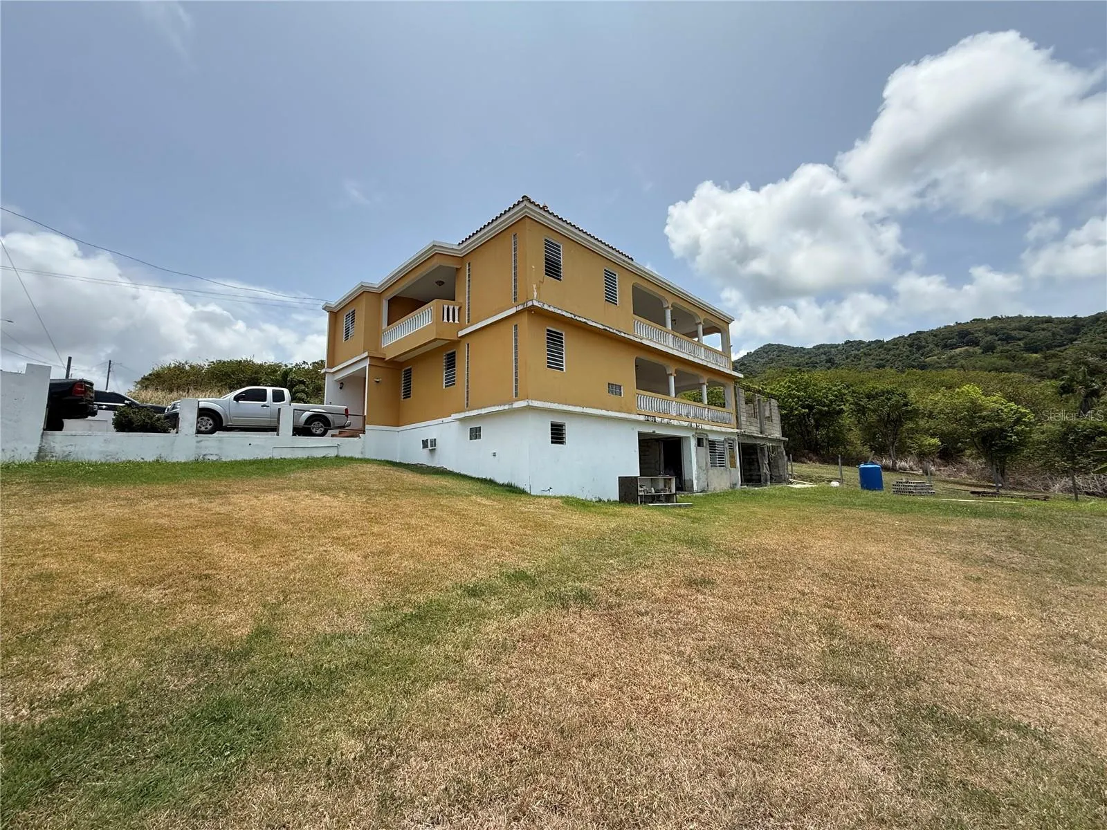 Residencia de hormigón de 3 niveles con vista al Mar Caribe / Three-level concrete home with Caribbean Sea views