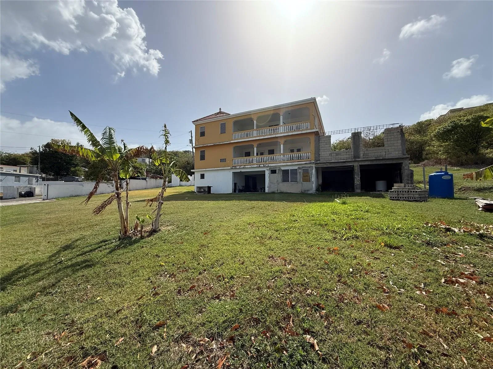 Vista posterior y amplio solar de 1,582 m2 / Rear view and spacious 1,582 sq m lot