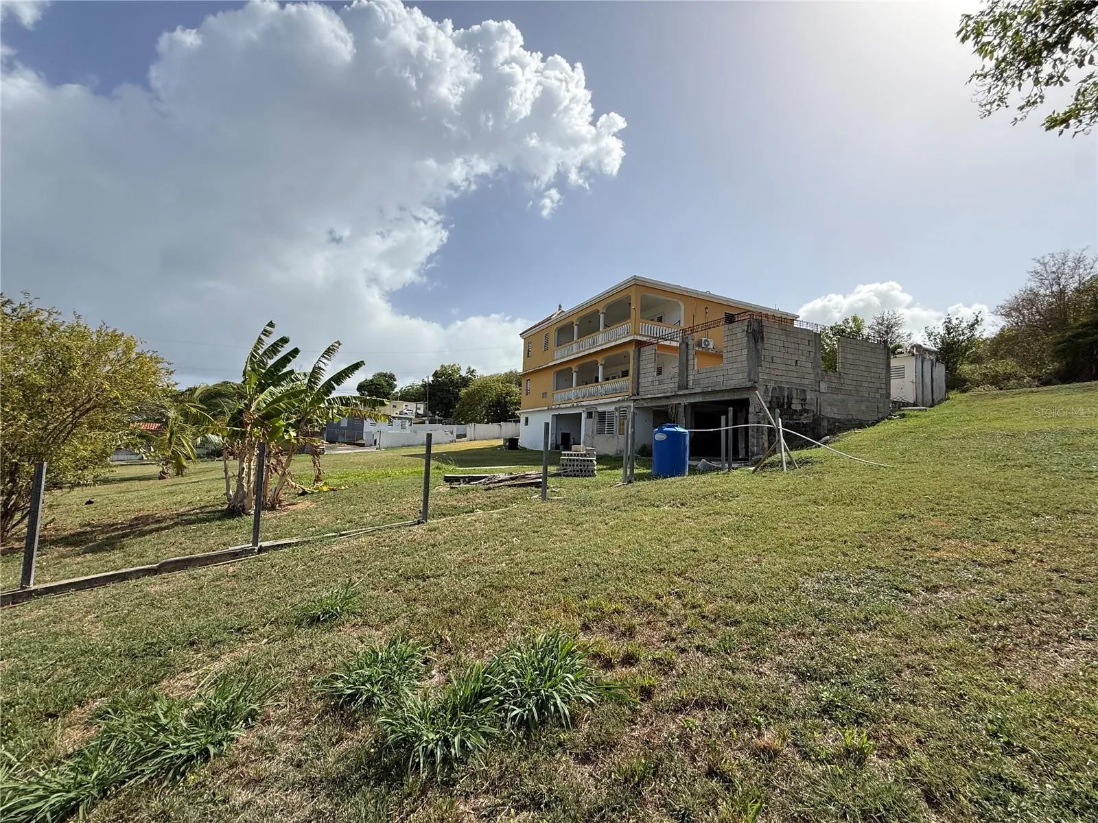 Solar llano con espacio para piscina o expansión / Level lot with room for a pool or expansion