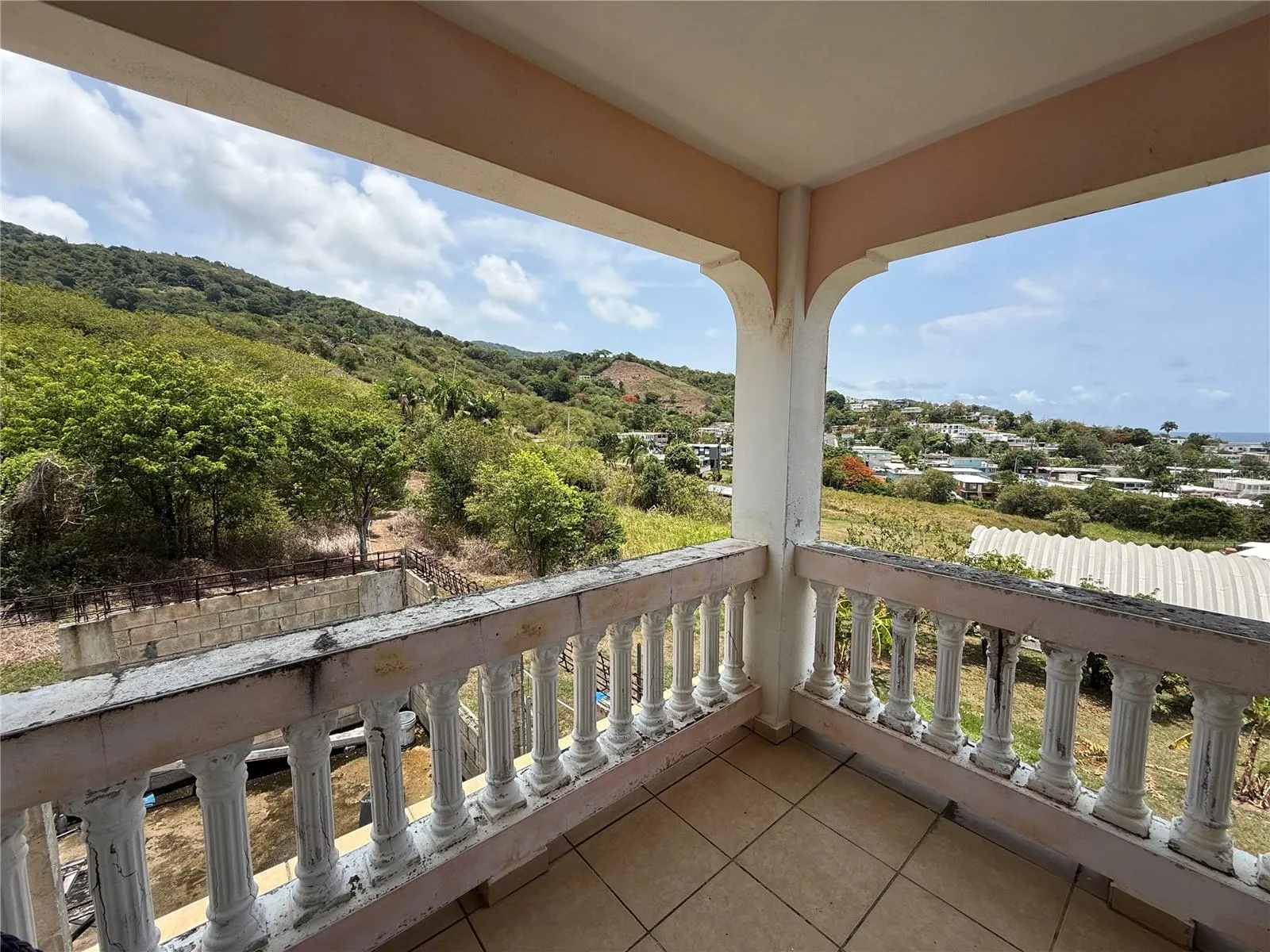 Terraza techada con columnas y vista a las montañas / Covered terrace with columns and mountain views