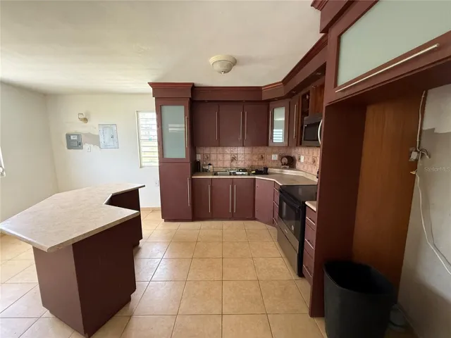 Cocina con amplio almacenaje y topes / Kitchen with ample storage and counter space