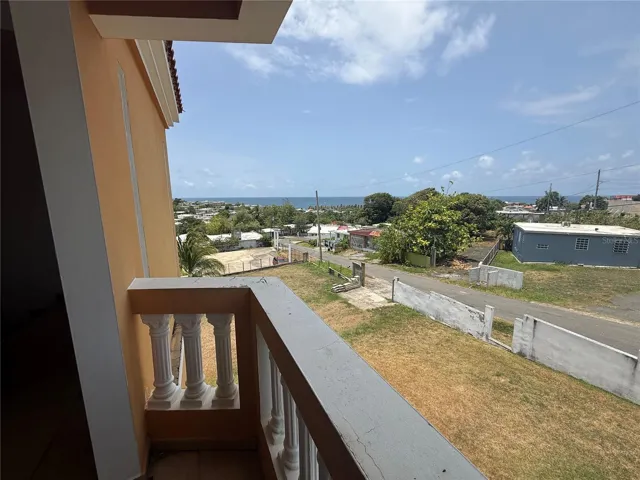 Vista desde el balcón hacia el pueblo y el Mar Caribe / Balcony view over town toward the Caribbean Sea