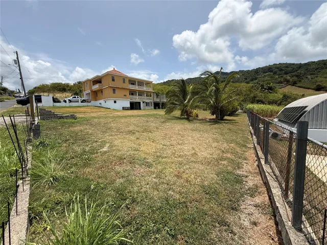 Solar cercado con árboles frutales / Fenced lot with fruit trees