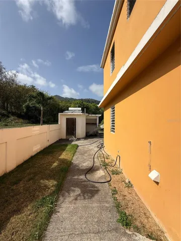 Pasillo lateral en hormigón con verja perimetral / Concrete side walkway with perimeter fence