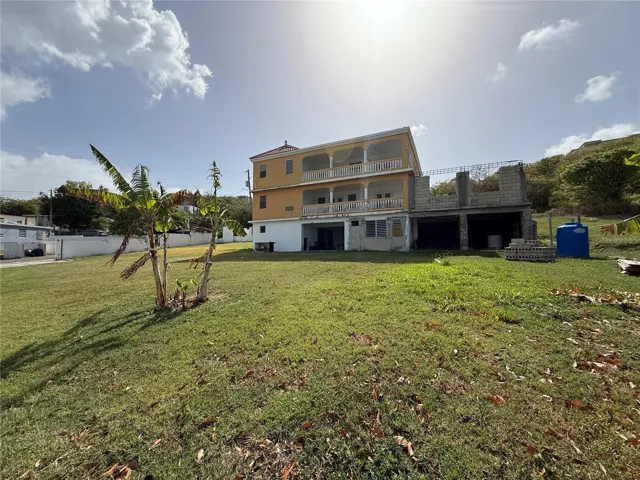 Vista posterior y amplio solar de 1,582 m2 / Rear view and spacious 1,582 sq m lot