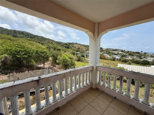 Terraza techada con columnas y vista a las montañas / Covered terrace with columns and mountain views