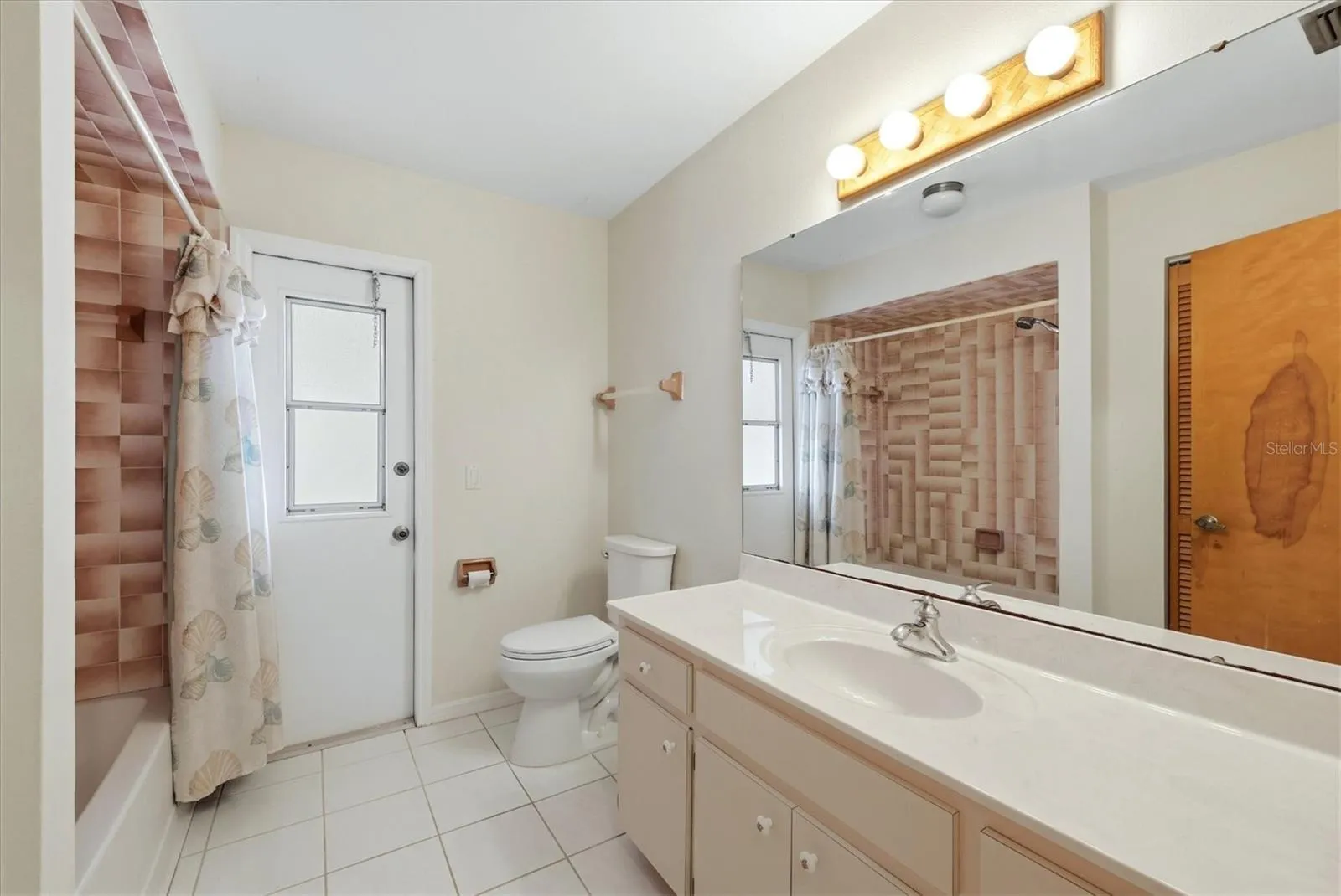 Guest/Pool bath