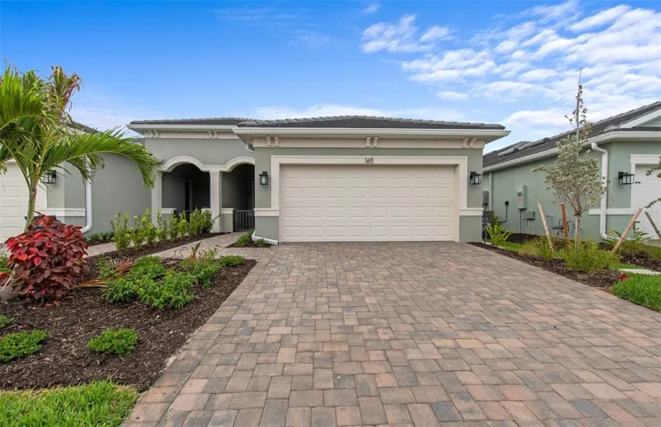 AVALIABLE NOW!!Move in before the holidays.