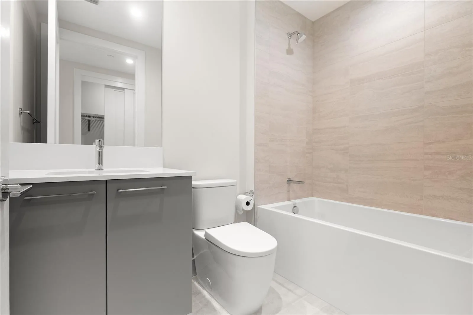 En-suite bath in the 2nd bedroom