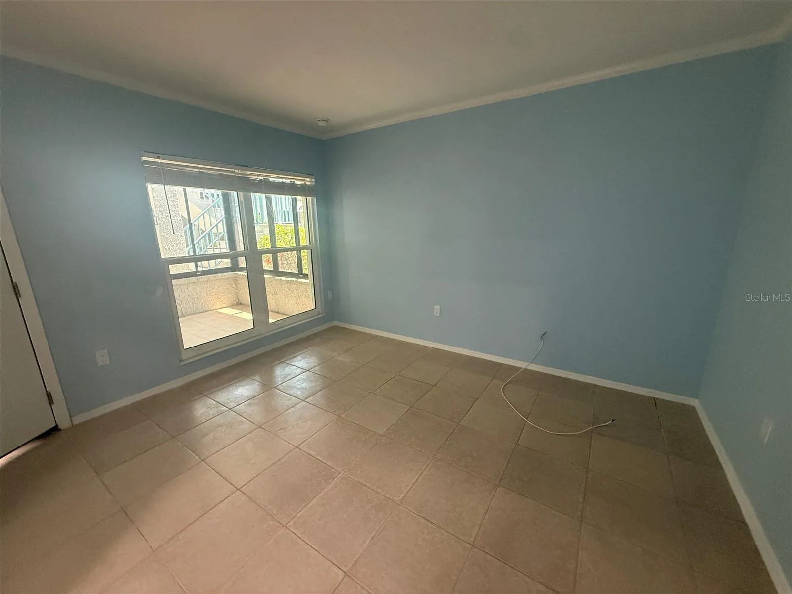 Living room w/ crown molding