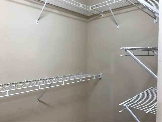 WALK IN CLOSET MASTER LEFT SIDE