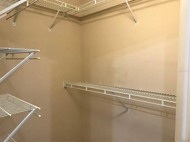 WALK IN CLOSET MASTER RIGHT SIDE