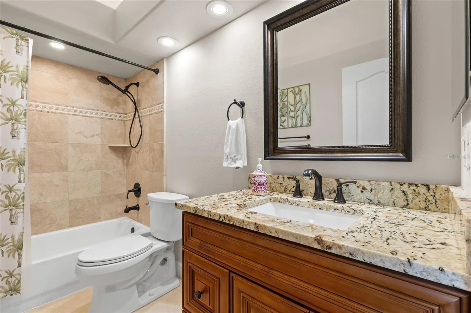 Second bath with tub/shower combination
