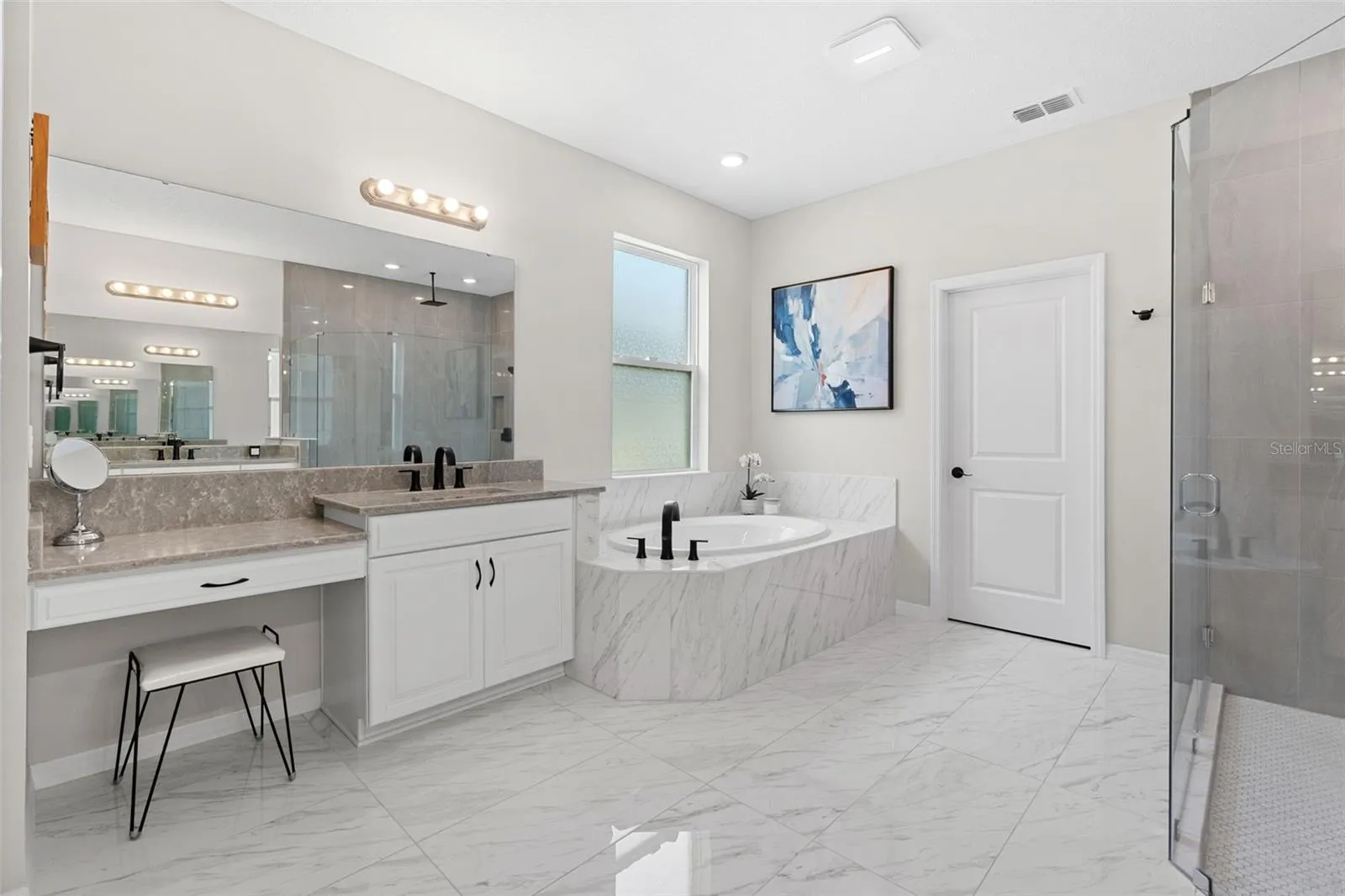 Private primary en-suite bath.