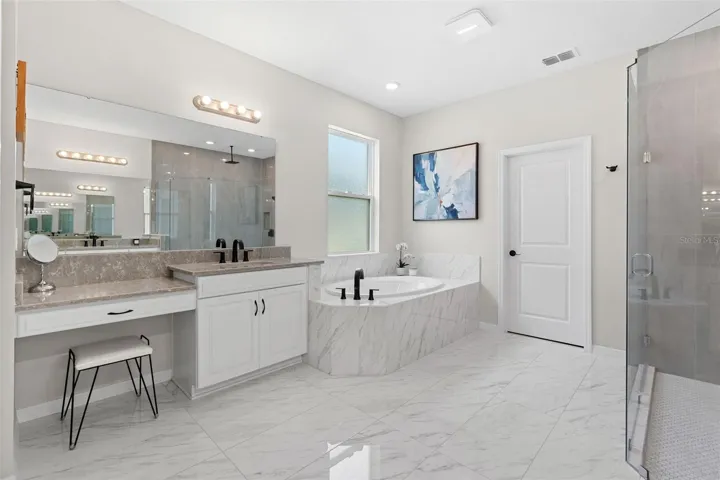Private primary en-suite bath.