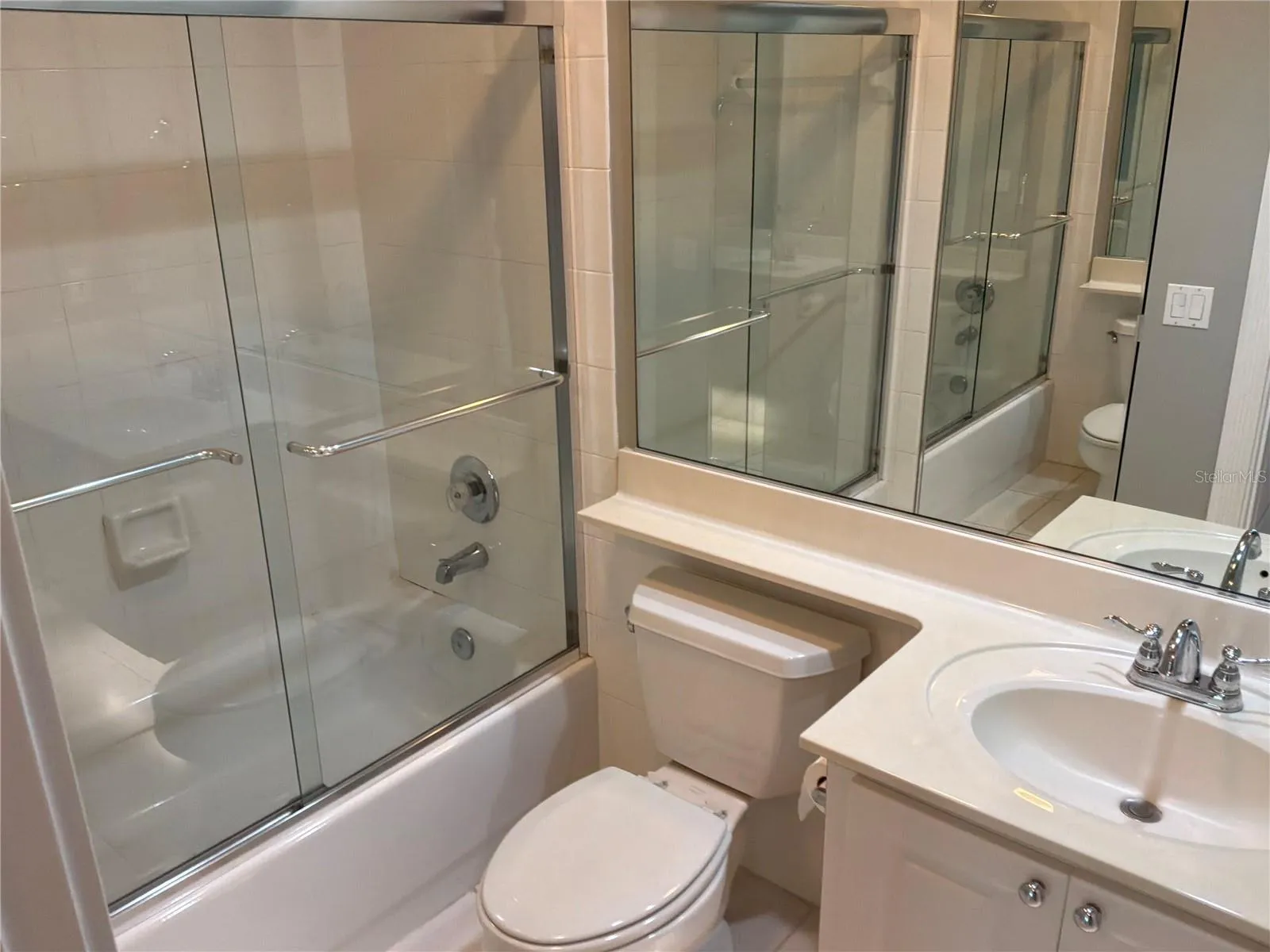 Guest bath w/ enclosed tub/shower