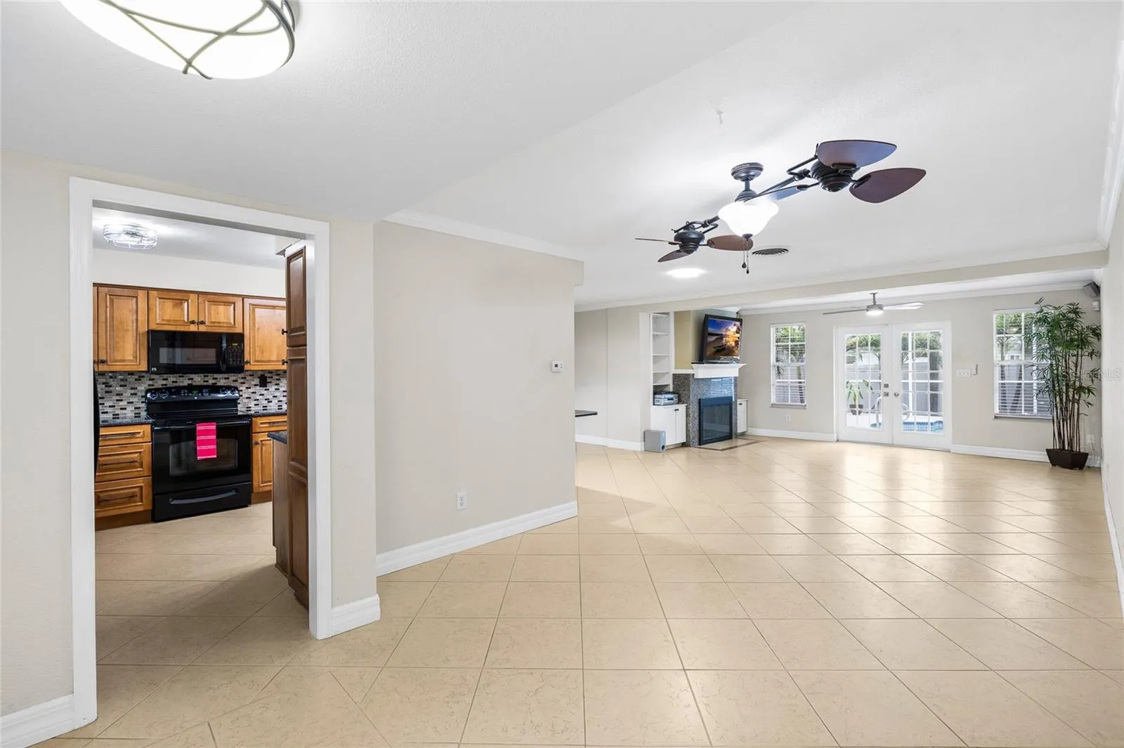 Open design great for entertaining &amp; relaxing