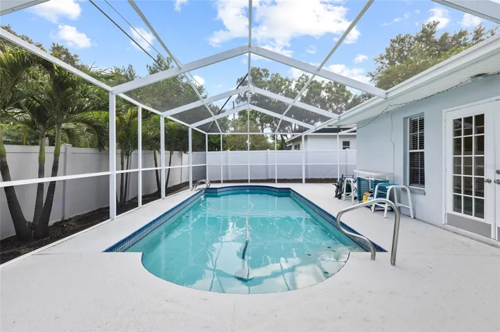 Large sparkling pool!